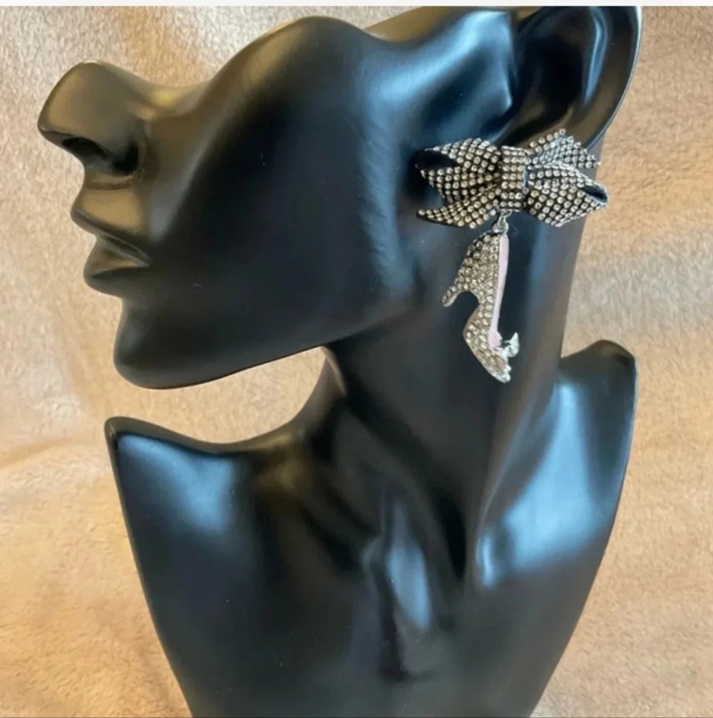 ✨️NWT BETSEY JOHNSON BOW/ SHOE MISMATCHED EARRINGS✨️✨️ - Picture 2 of 3